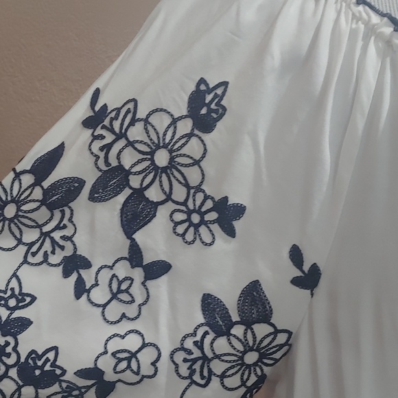 Floral Embroidered Cultural Top - Picture 3 of 3